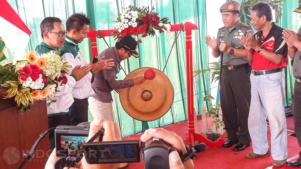 Wawali%20Sutiaji%20memukul%20gong%20sebagai%20peresmian%20ASIFA%20sekaligus%20melepas%20keberangkatan%20tim%20ke%20Swedia%20dan%20Denmark